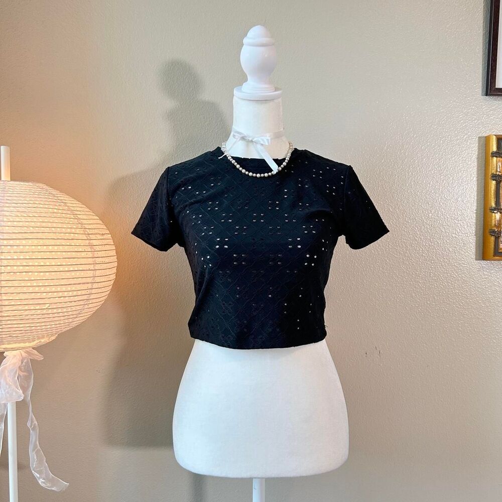 Forever 21 black eyelet cropped short sleeve top S